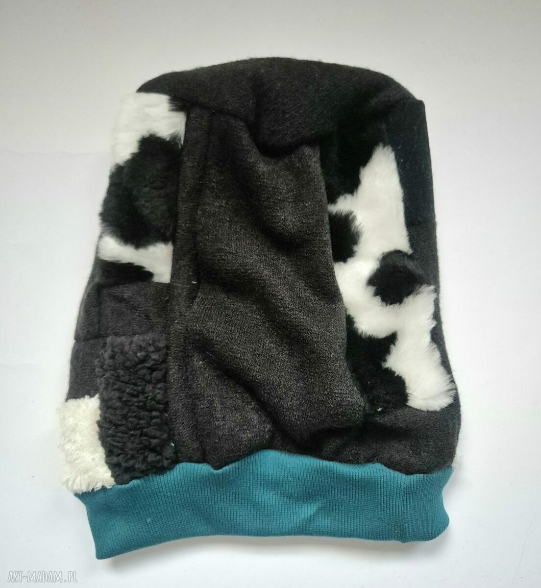 Czapka Smerfetka z elementami sztucznego futerka - patchwork na podszewce