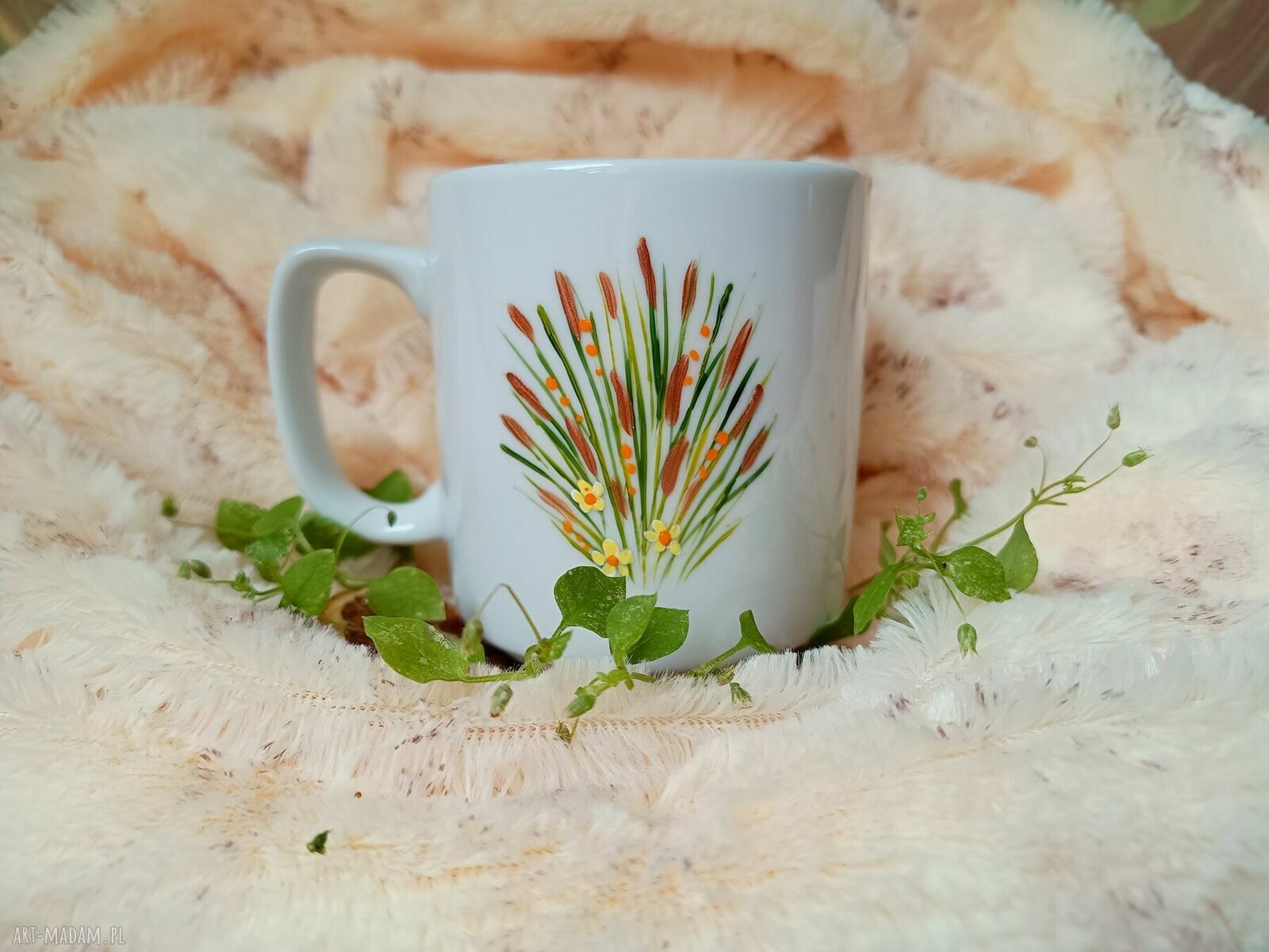 Czapla w sitowiu - ręcznie malowany kubek porcelanowy 270 ml