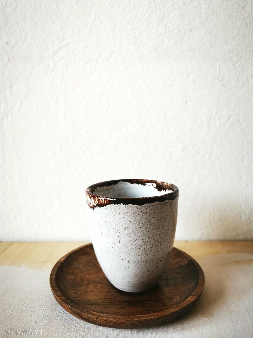 Boho czarka ceramiczna na kawę 150 ml - biała z brązowym rantem