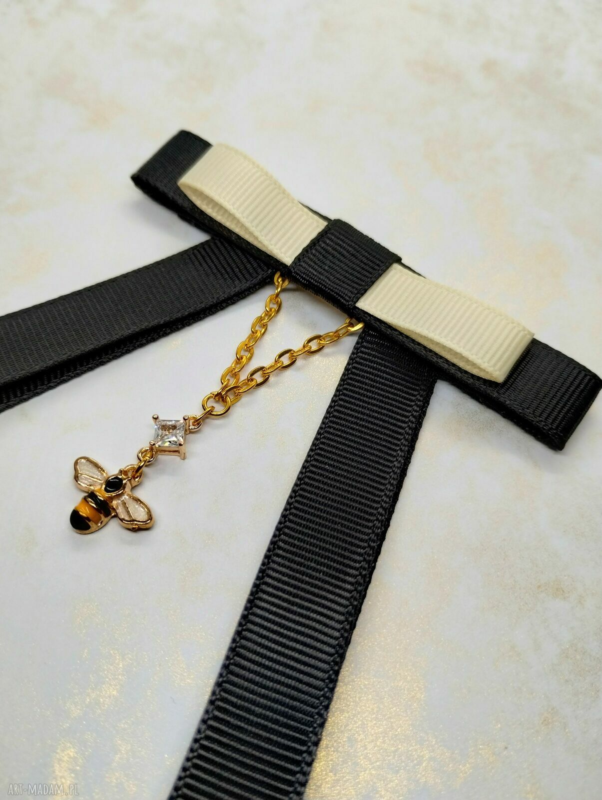 Czarna broszka z pszczółką - elegancka kokarda handmade