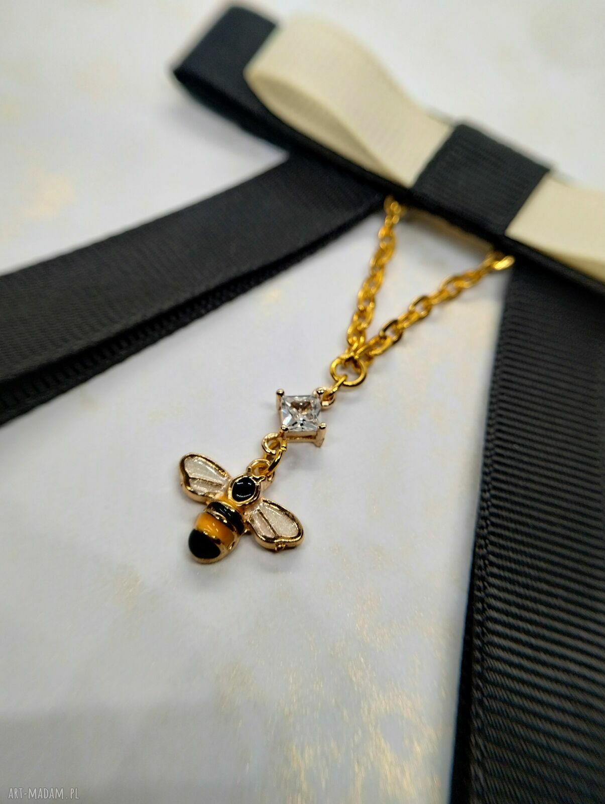 Czarna broszka z pszczółką - elegancka kokarda handmade