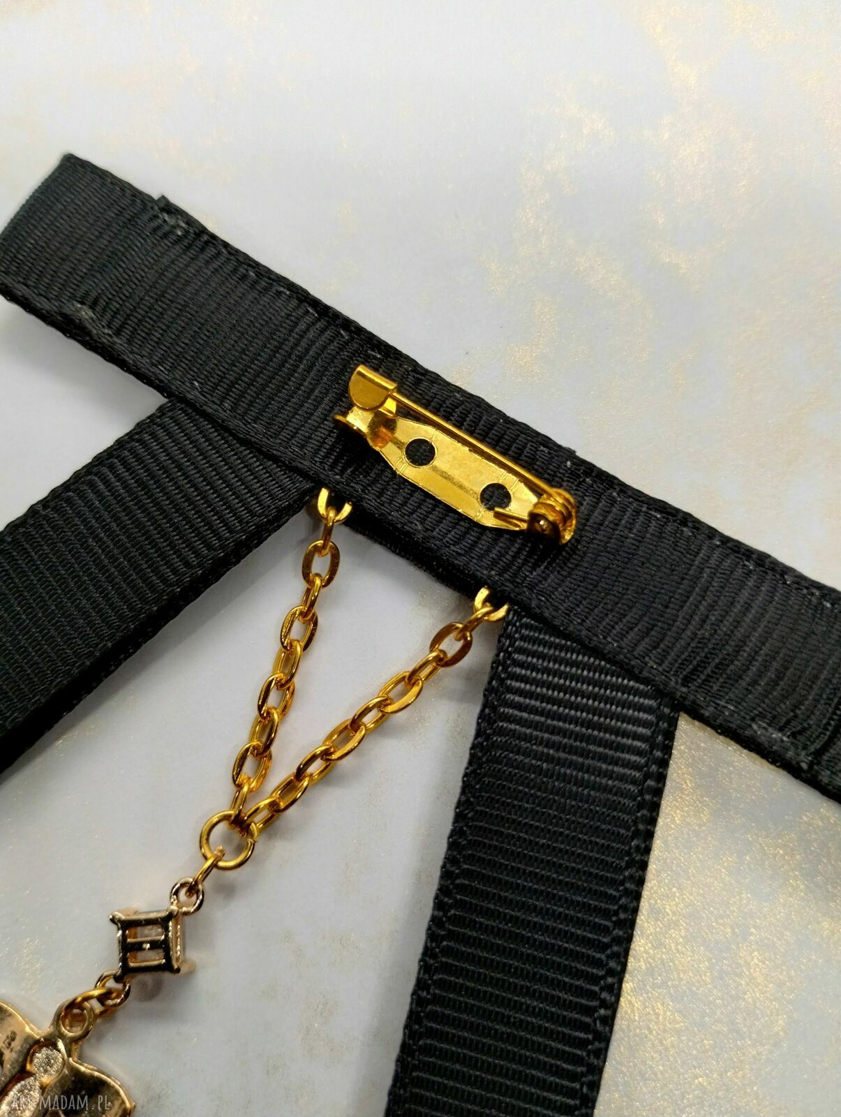 Czarna broszka z pszczółką - elegancka kokarda handmade