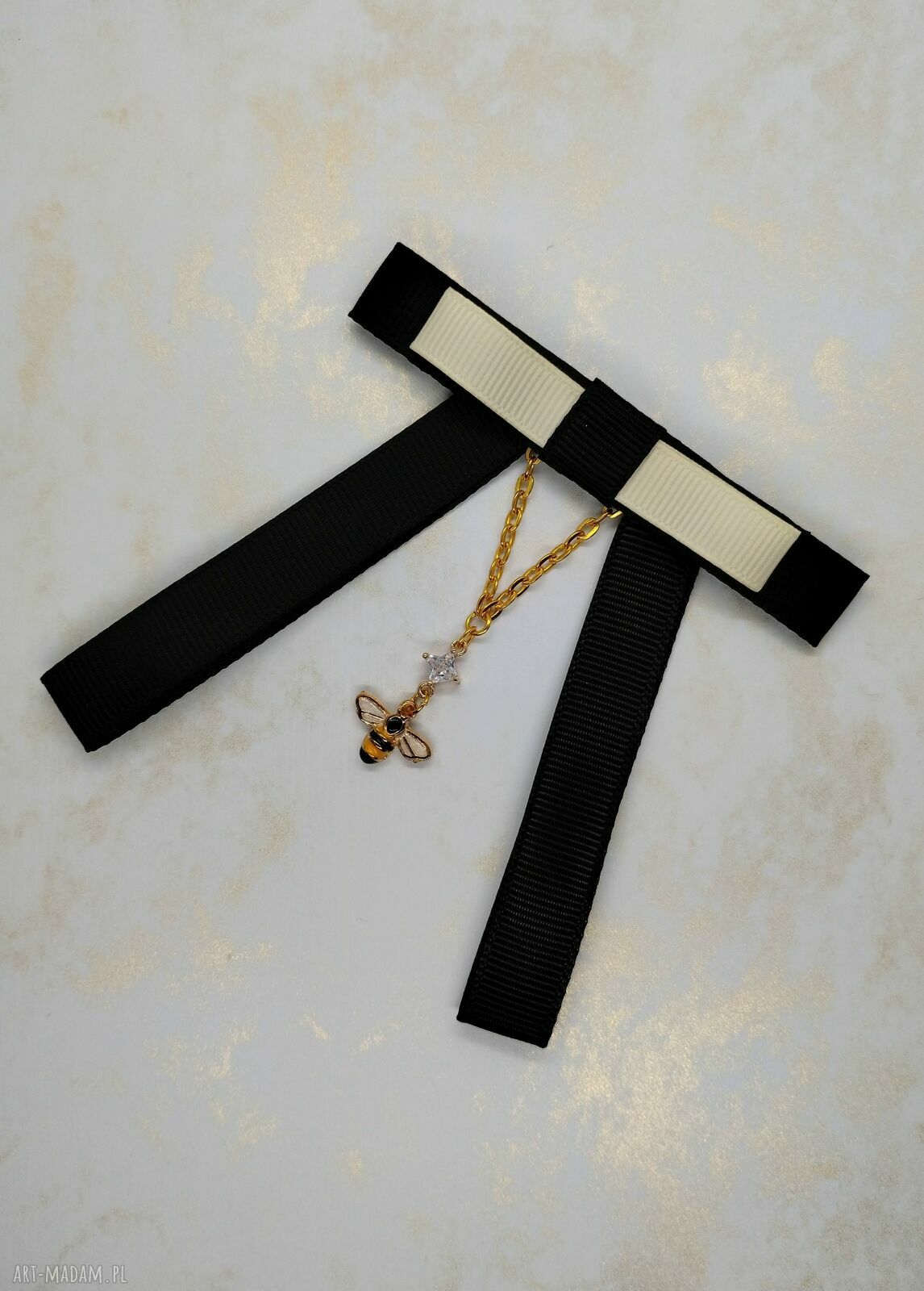 Czarna broszka z pszczółką - elegancka kokarda handmade