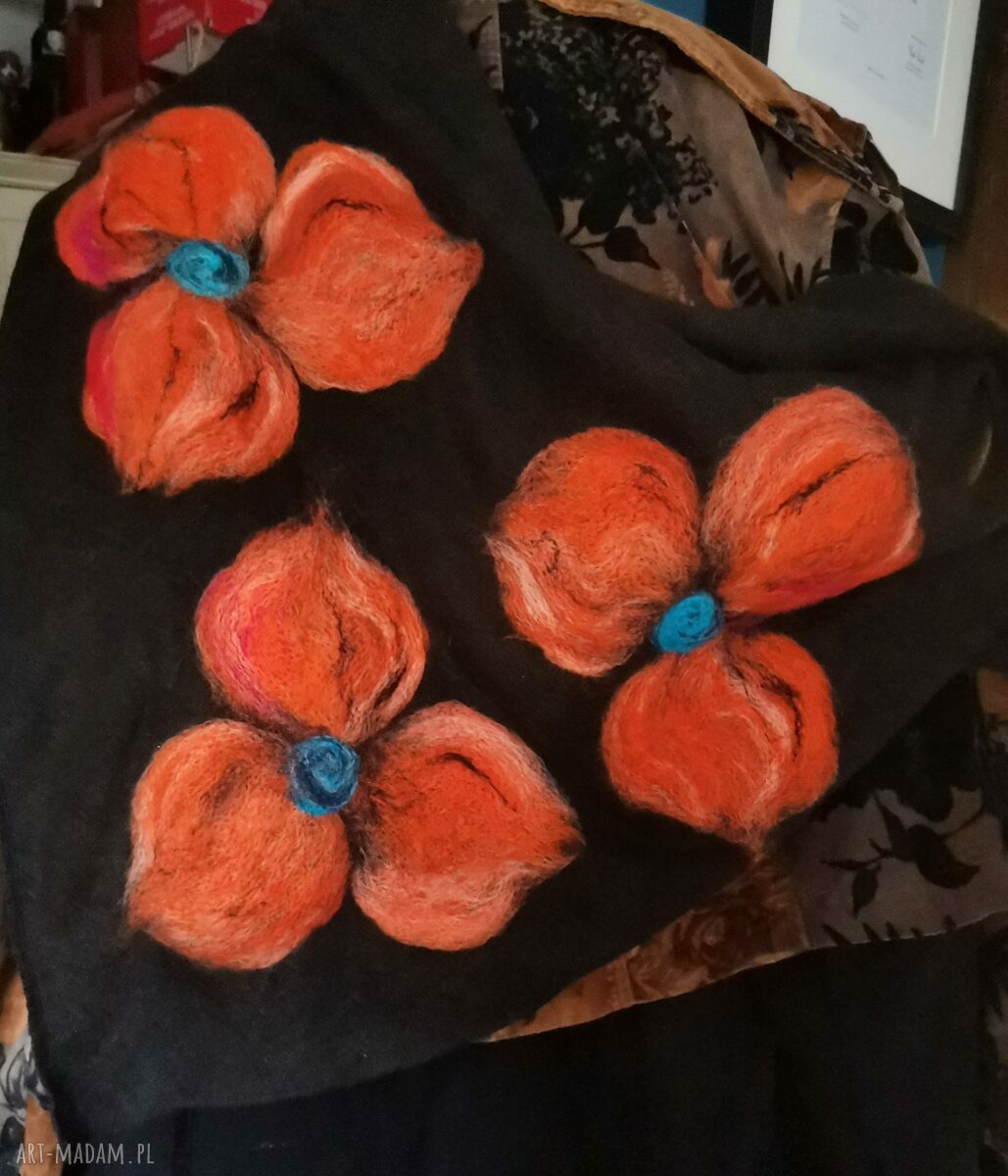 Czarna chusta handmade z wełny merynosów - filcowane elementy