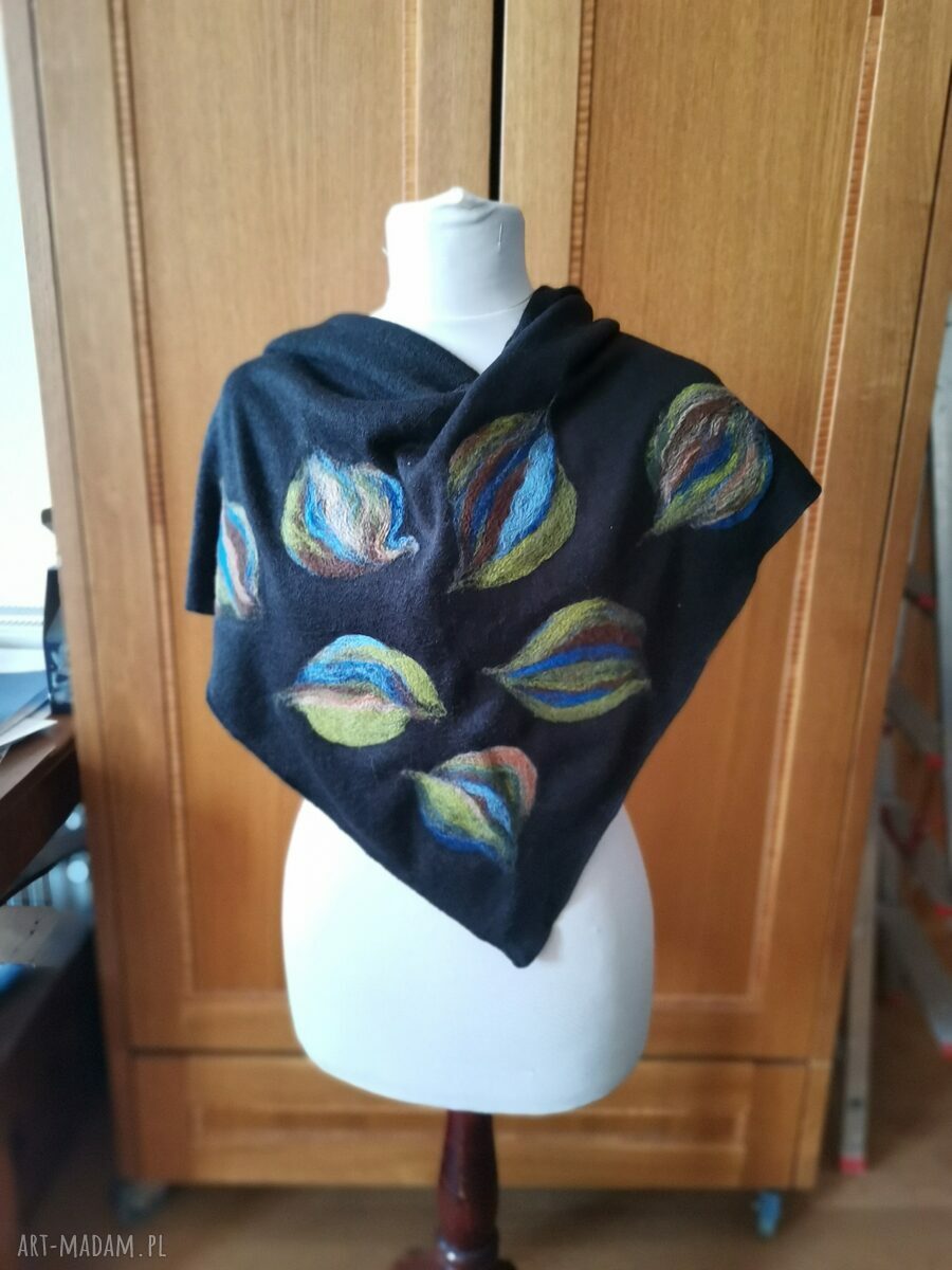 Czarna wełniana chusta handmade z filcowanymi elementami merino