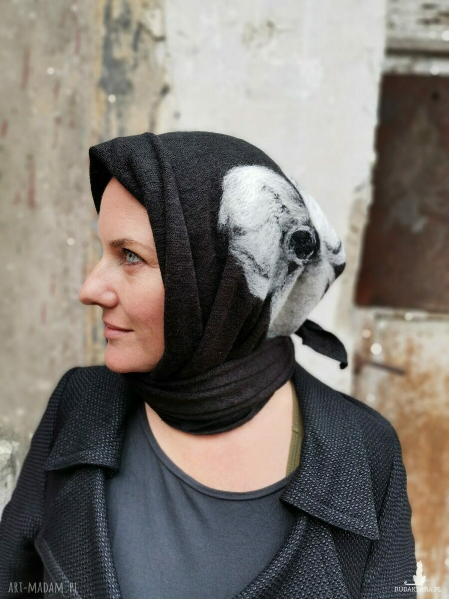 Czarna chusta handmade z wełny merino z filcowanymi elementami (97x160 cm)