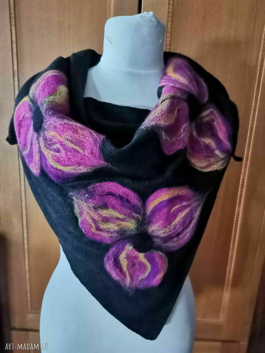 Czarna wełniana chusta handmade - ciepła i miękka w stylu etno-boho