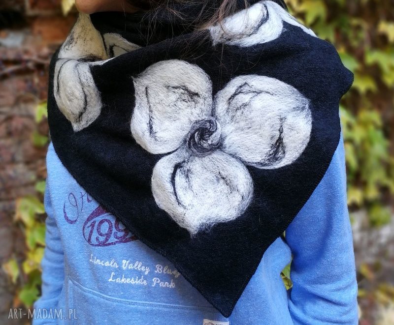 Czarna chusta handmade z wełny merynosów - filcowane elementy