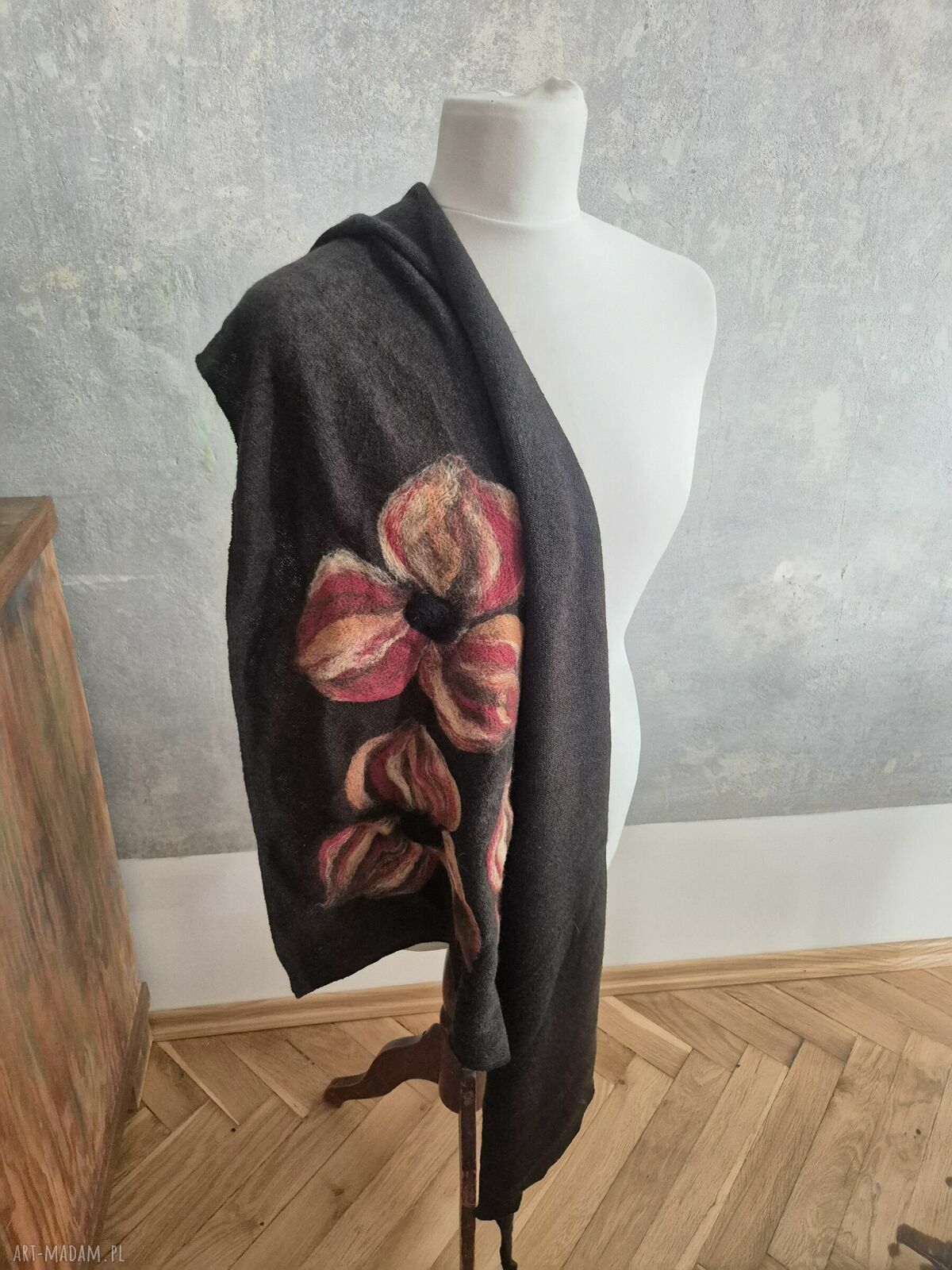 Czarna chusta handmade z wełny merynosów w stylu boho z frędzlami i filcowanymi elementami