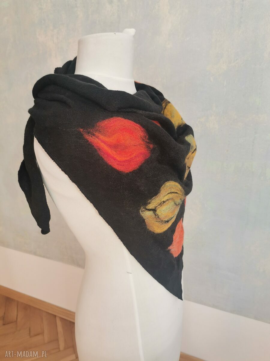 Czarna chusta handmade z wełny merino i filcowanymi elementami - 120x185 cm