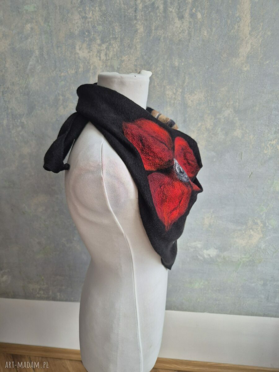 Czarna chusta handmade z wełny z filcowanymi elementami