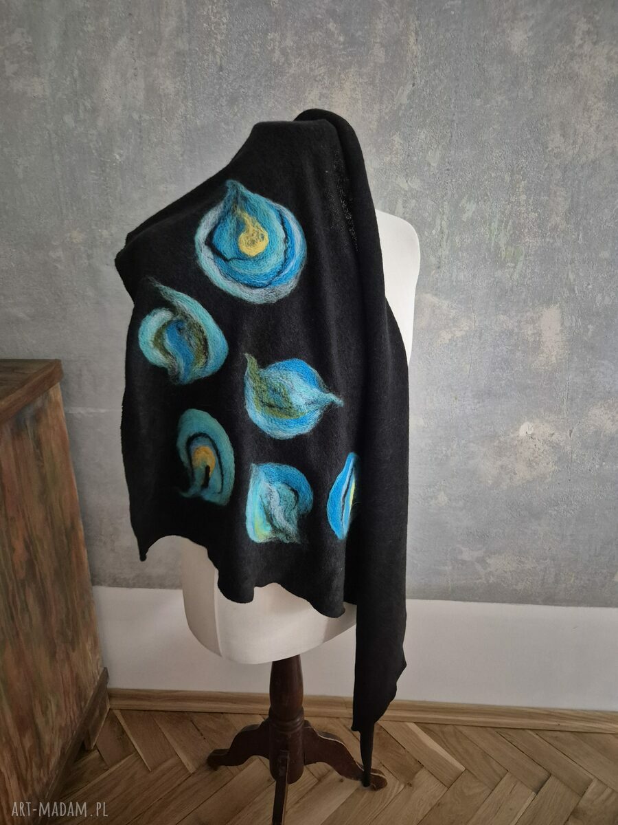 Czarna chusta boho z wełny merynosów - filcowane elementy (handmade)