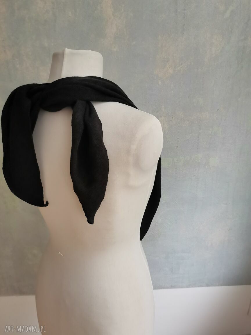 Czarna chusta etno handmade z frędzlami - wełna merynosów 120x185