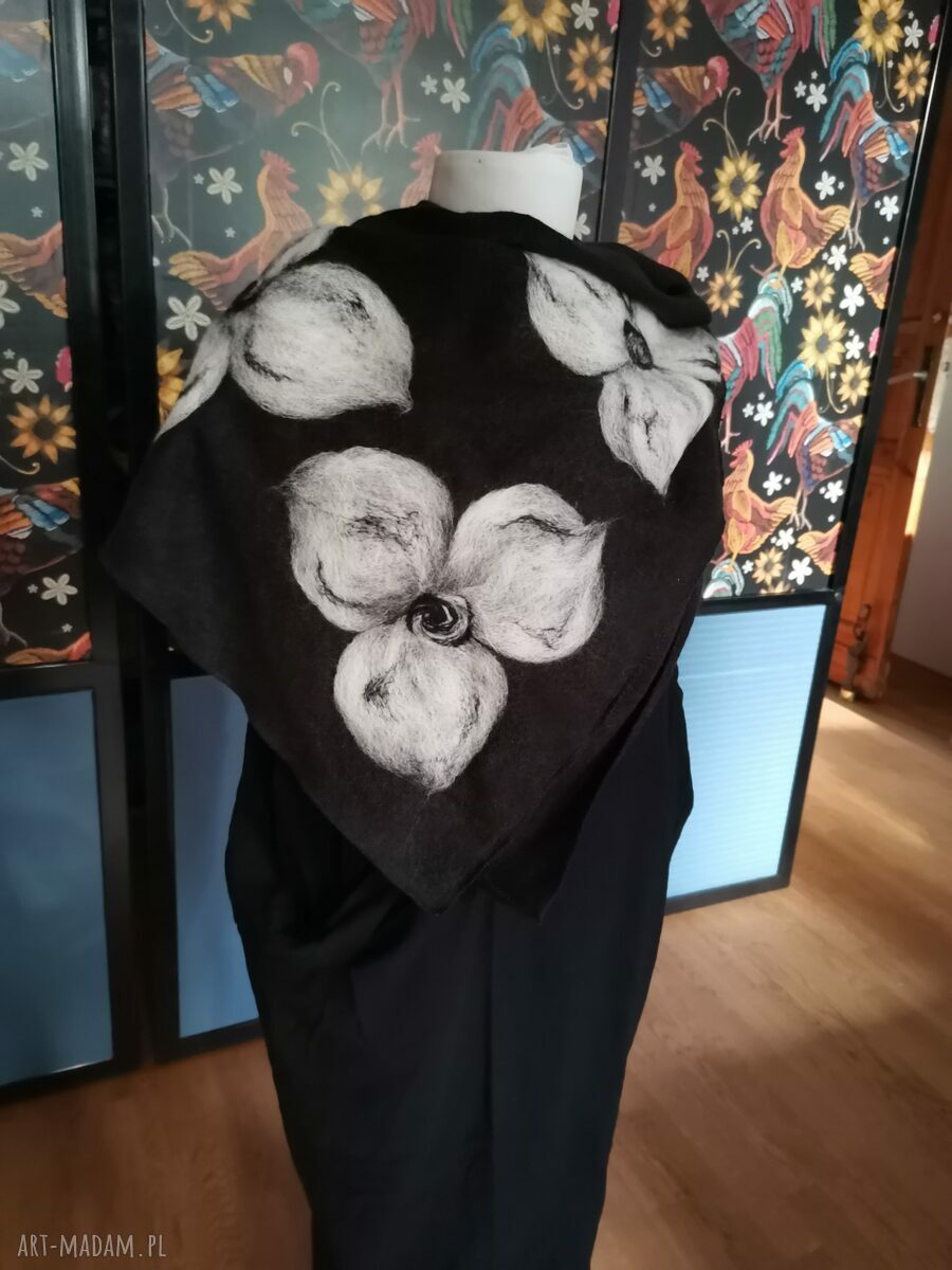 Czarna chusta handmade z wełny merino - filcowane elementy