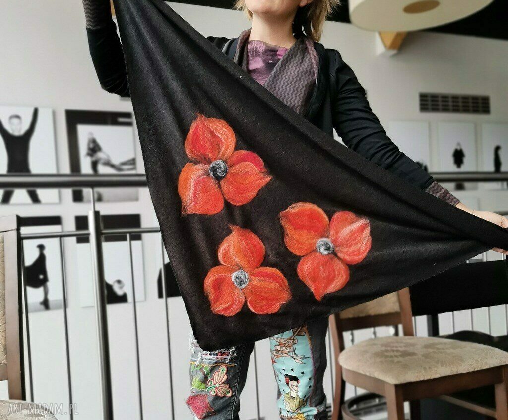 Czarna chusta handmade z wełny merynosów - filcowane elementy