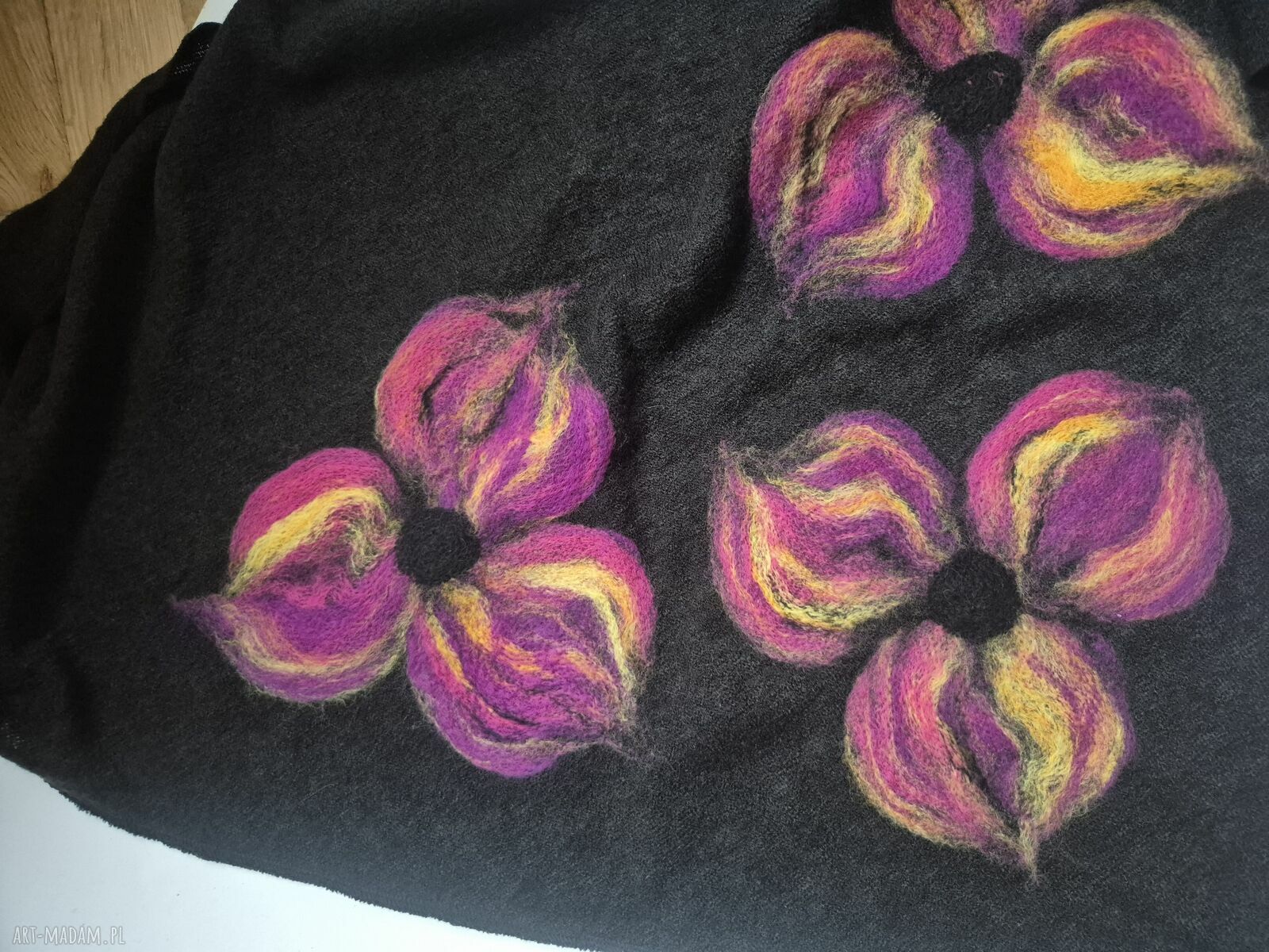 Czarna chusta handmade z wełny merynosów - filcowane elementy