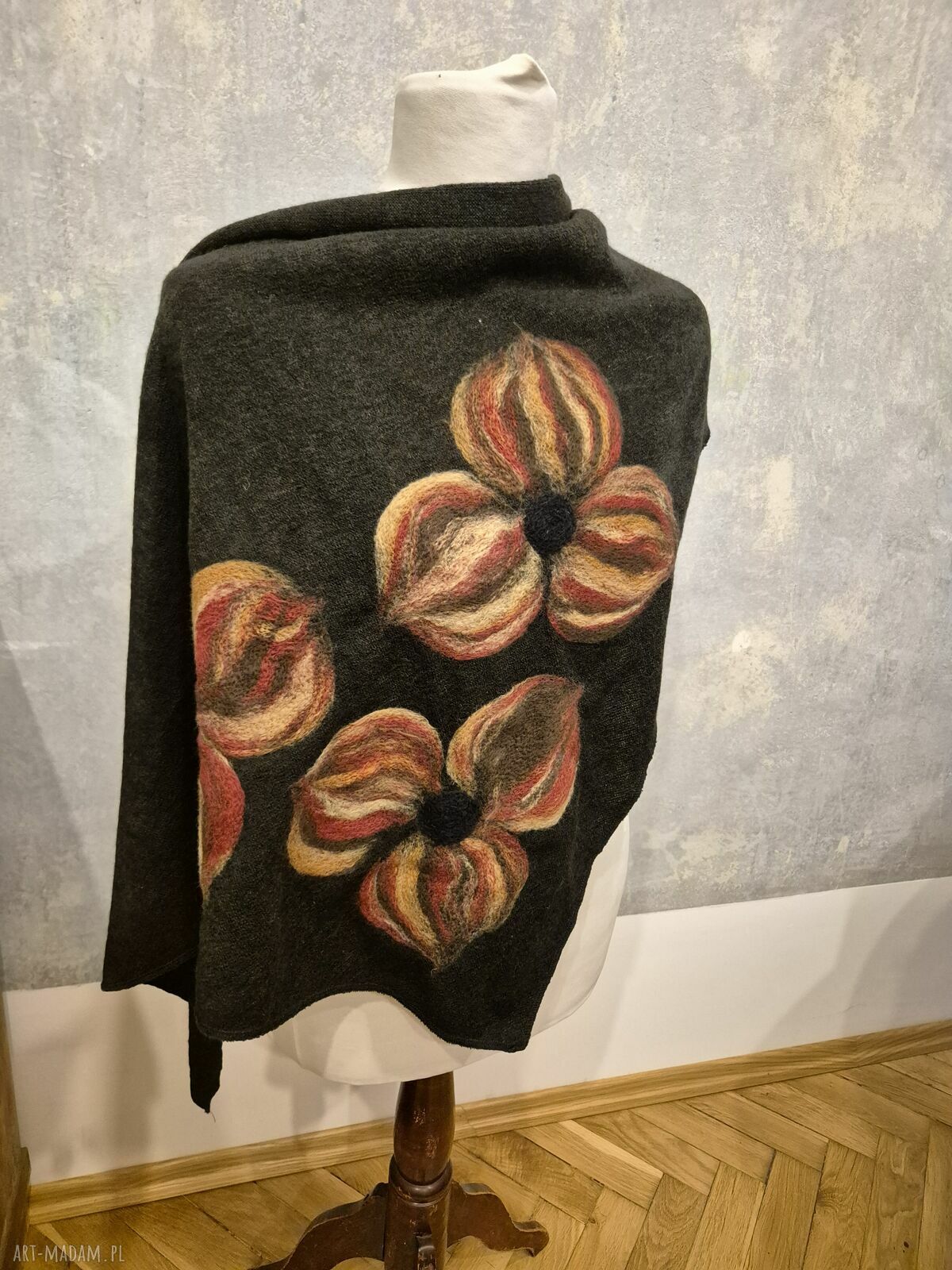Czarna chusta handmade z wełny merino - filcowane elementy