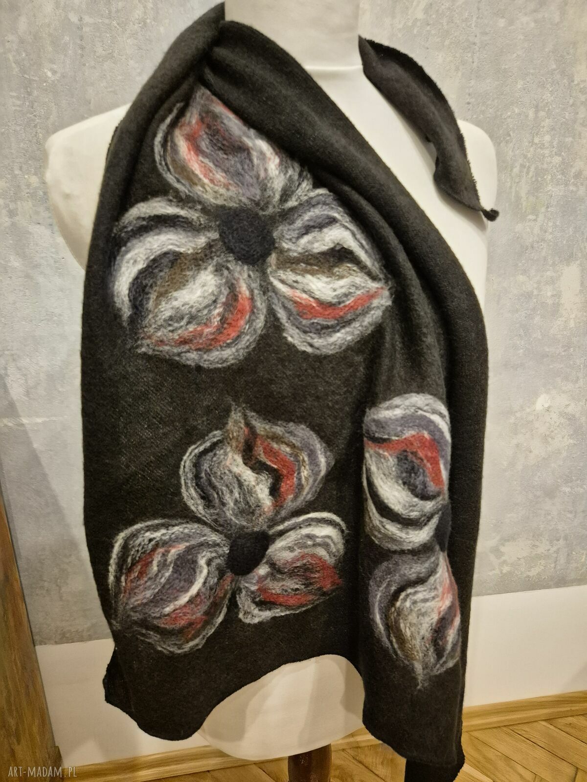 Czarna chusta handmade z wełny merino i filcowanymi elementami