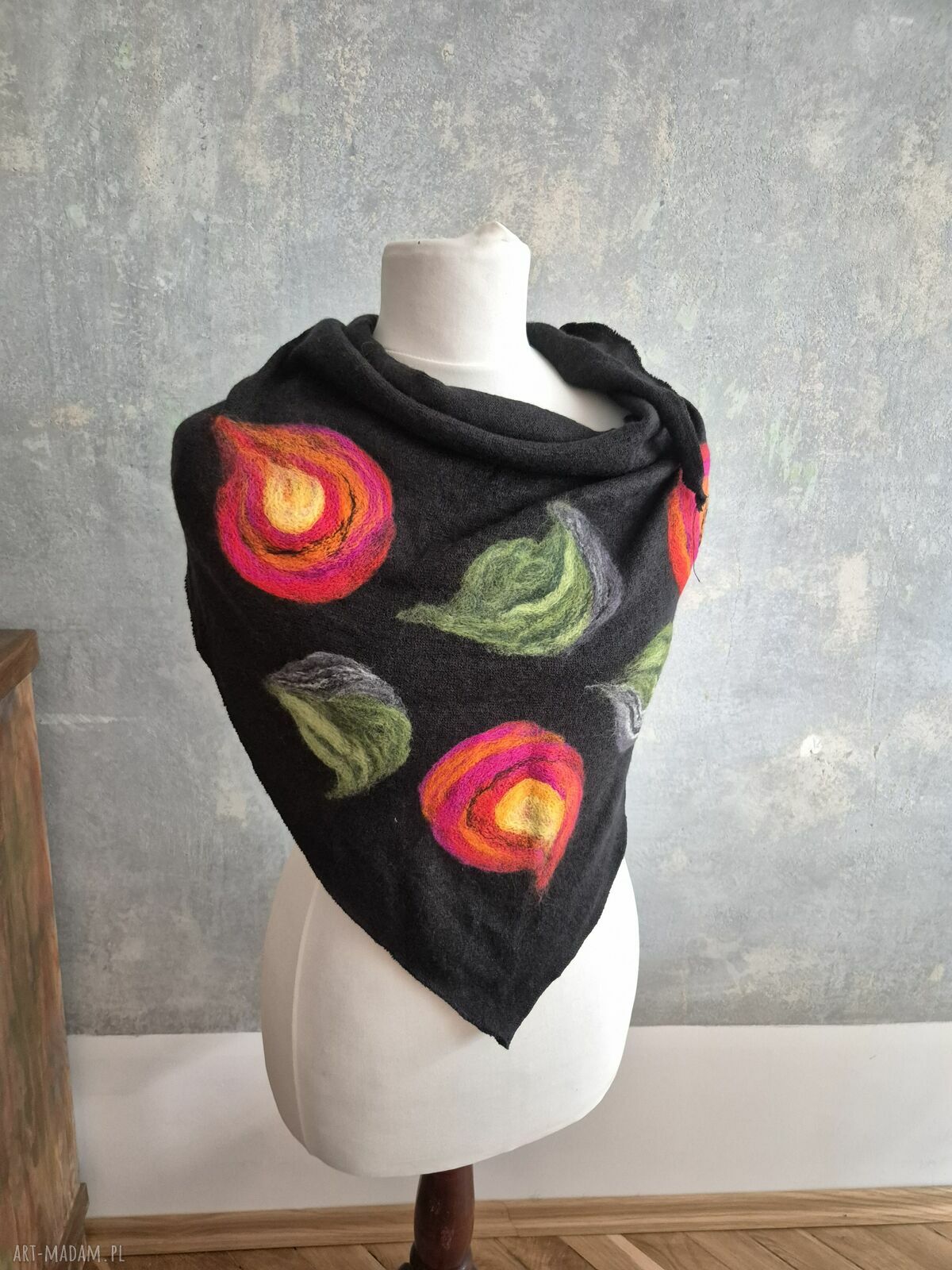 Czarna chusta handmade z wełny merynosów - filcowane detale