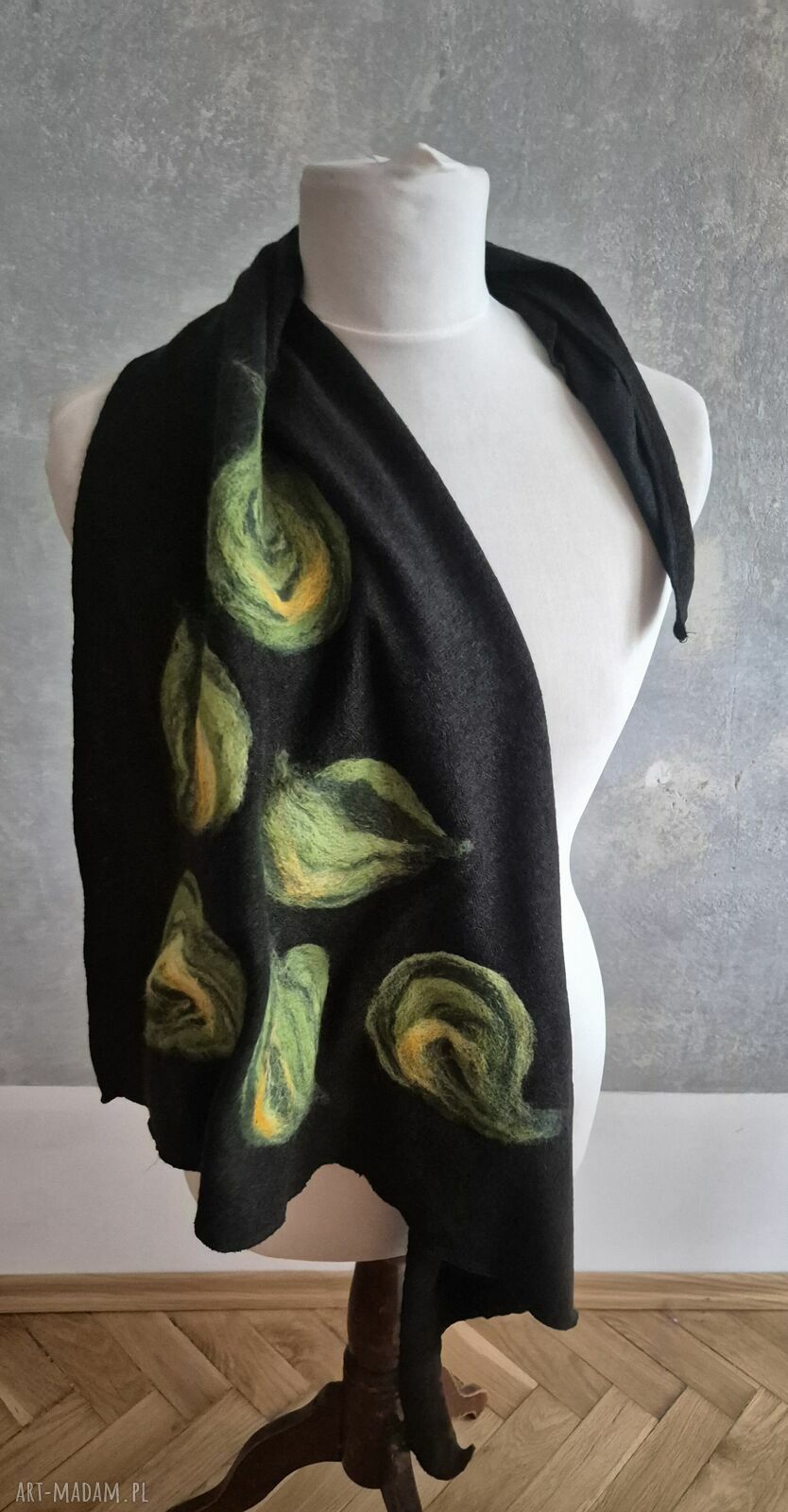 Czarna chusta handmade z wełny merynosów - filcowane elementy