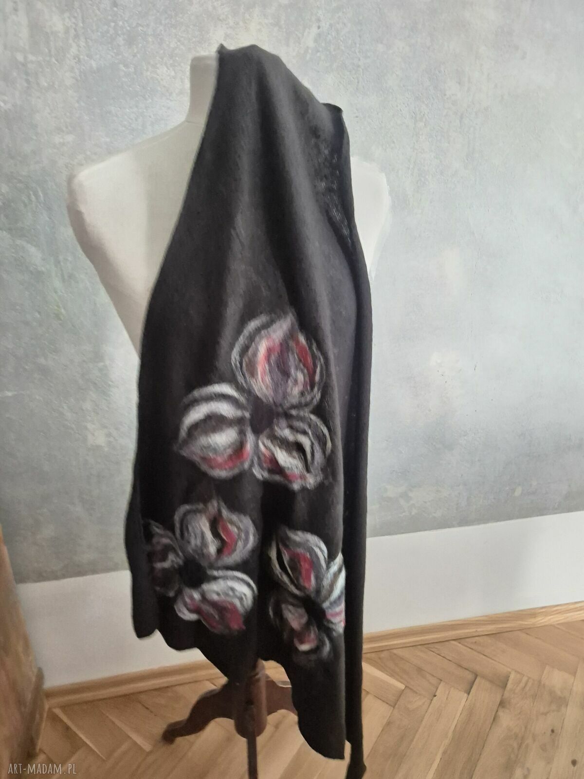 Czarna chusta handmade z wełny merynosów i filcowanymi detalami