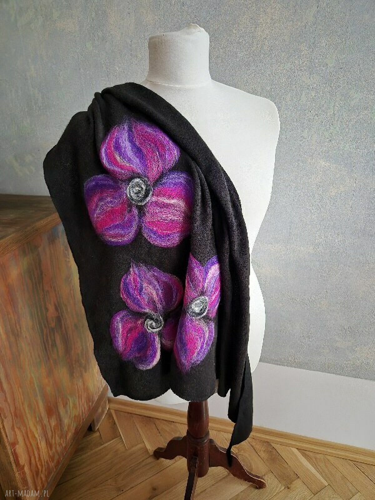 Czarna chusta handmade z wełny merynosów - filcowane elementy