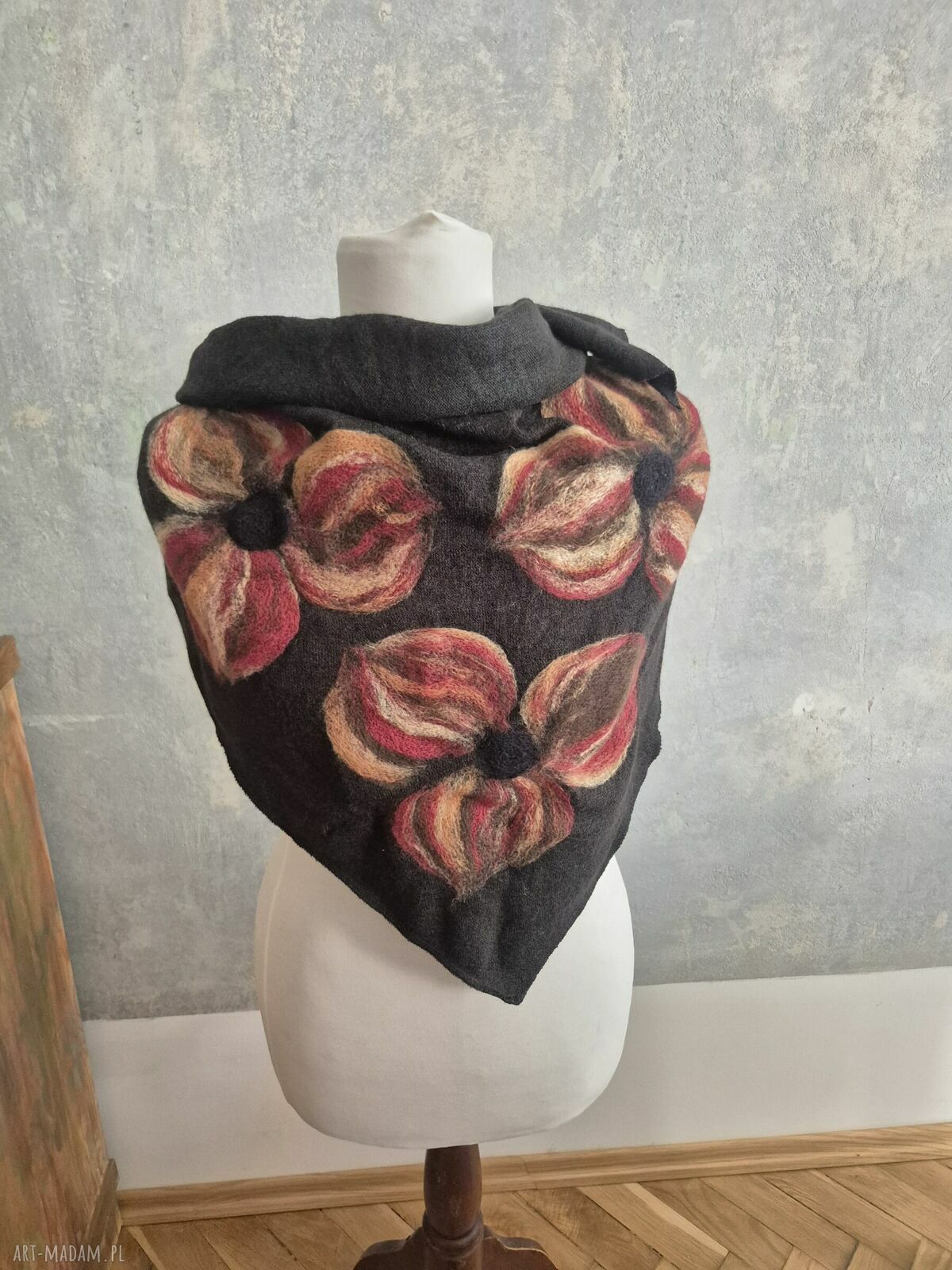 Czarna chusta handmade z wełny merynosów w stylu boho z frędzlami i filcowanymi elementami