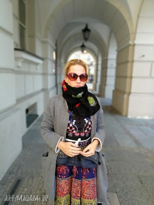 Czarna chusta handmade Ruda Klara z wełny merynosów