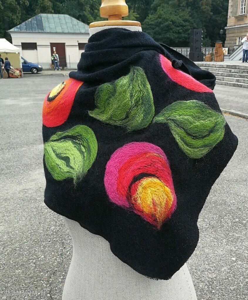 Czarna chusta handmade z wełny merynosów - filcowane elementy