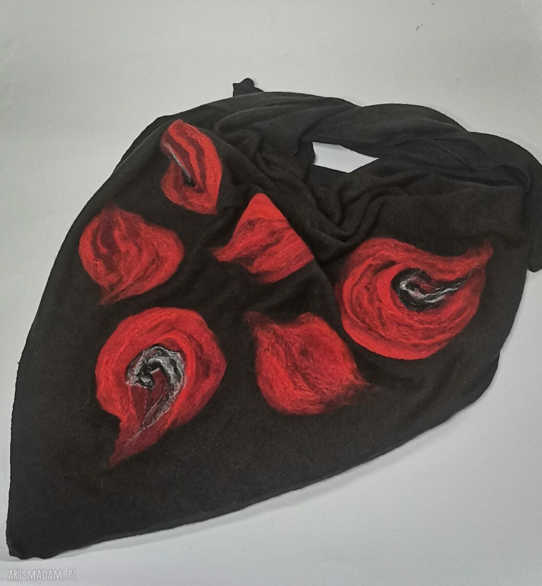 Czarna chusta handmade z wełny merynosów - filcowane elementy