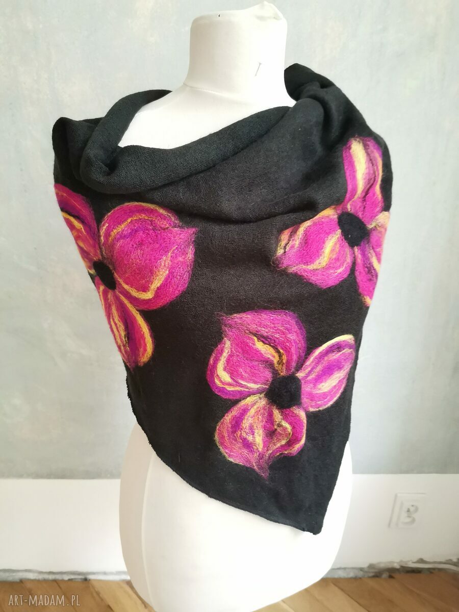Czarna chusta handmade z wełny merino z filcowanymi elementami