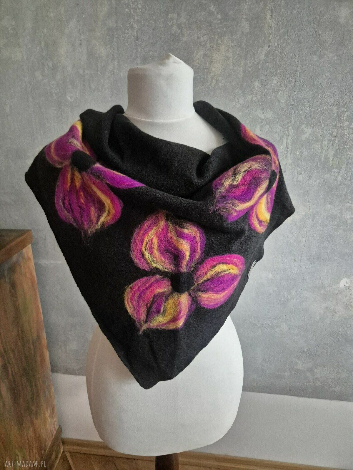Czarna chusta handmade z wełny merynosów - filcowane elementy