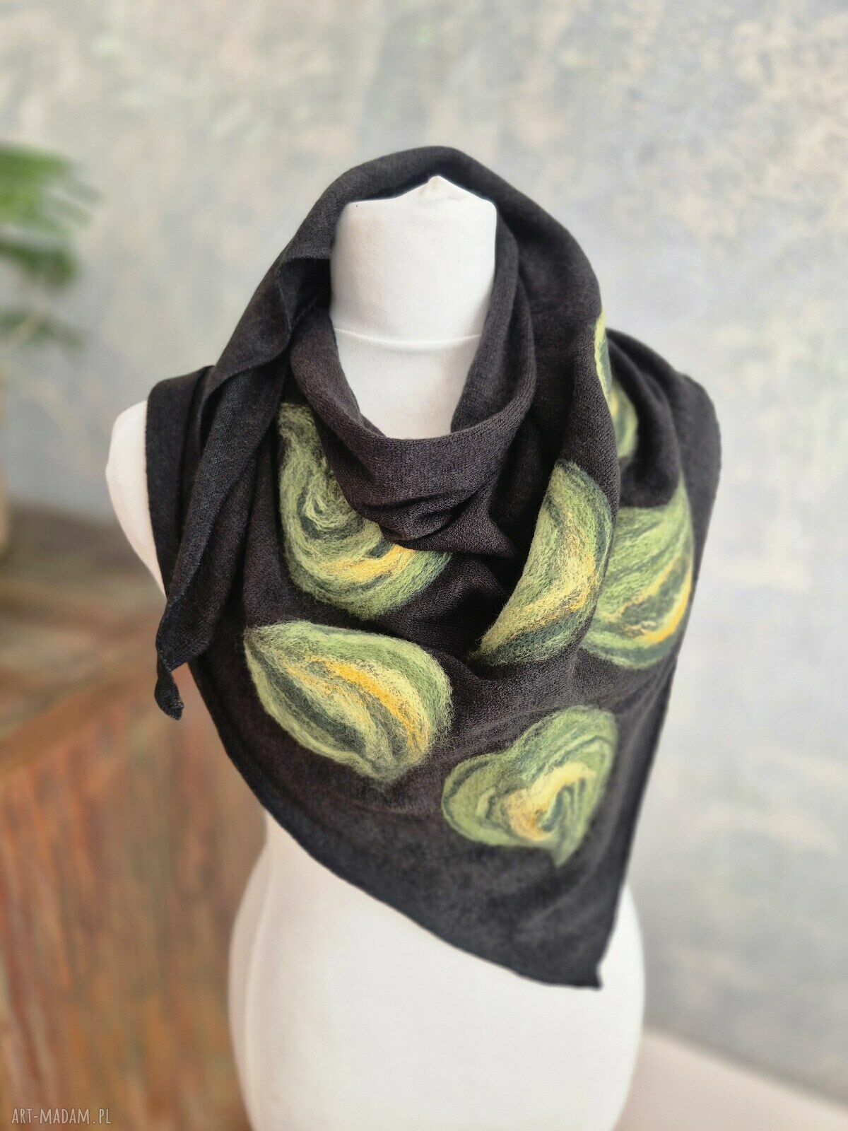 Czarna chusta wełniana handmade z filcowanymi elementami z merynosów