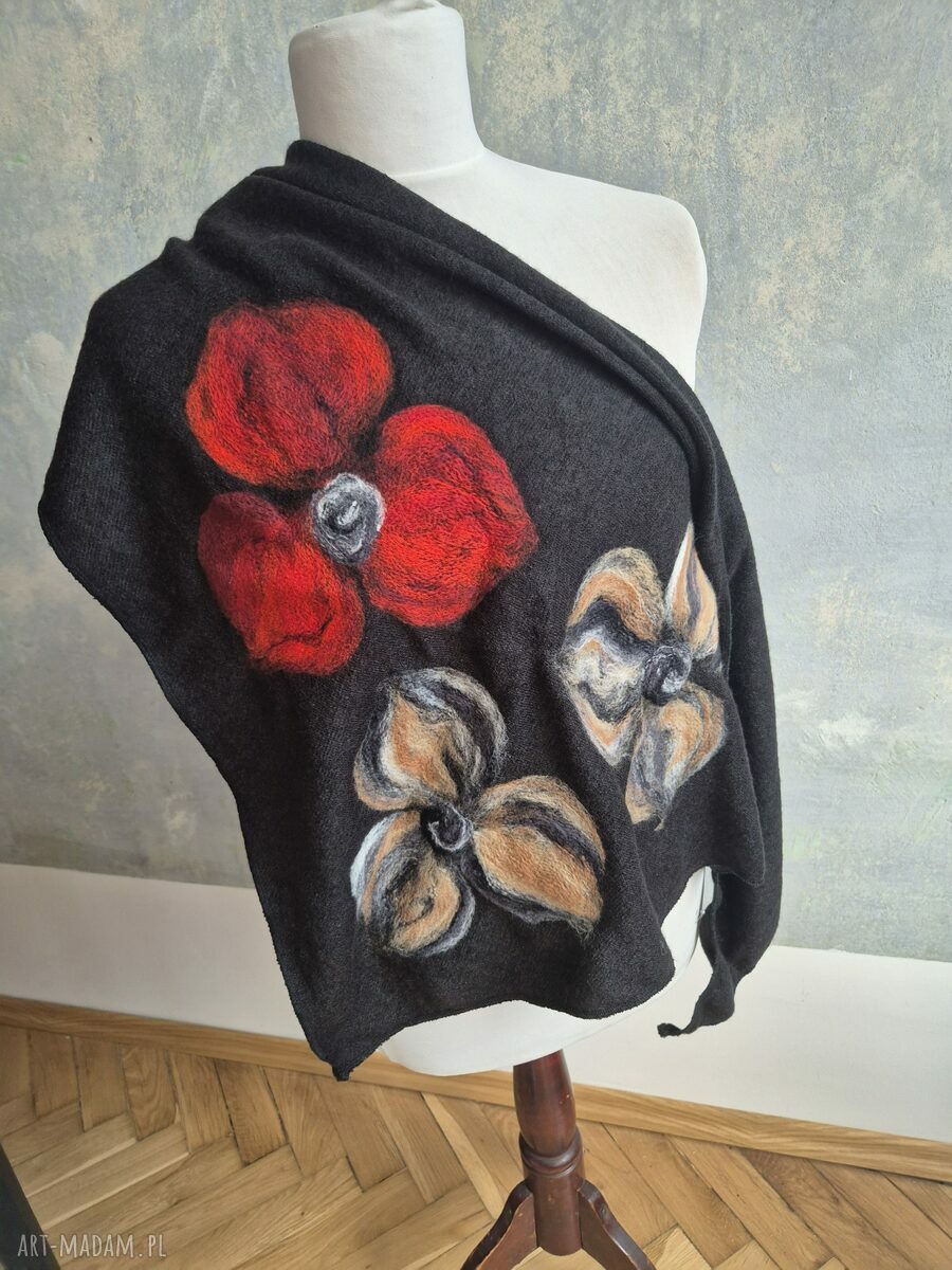 Czarna chusta handmade z wełny z filcowanymi elementami