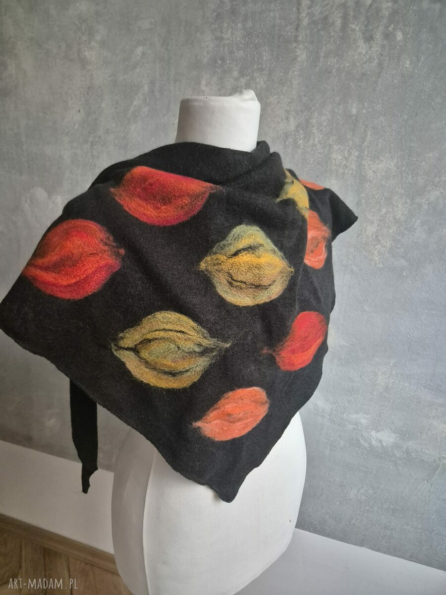 Czarna chusta handmade z wełny merynosów - filcowane elementy folk i boho