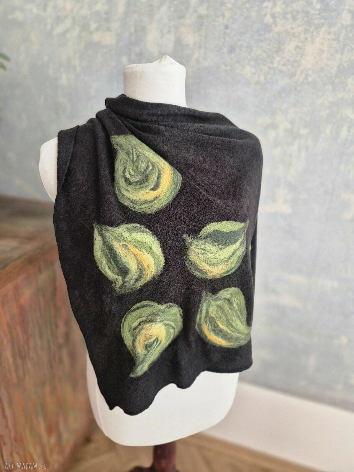 Czarna chusta wełniana handmade z filcowanymi elementami z merynosów