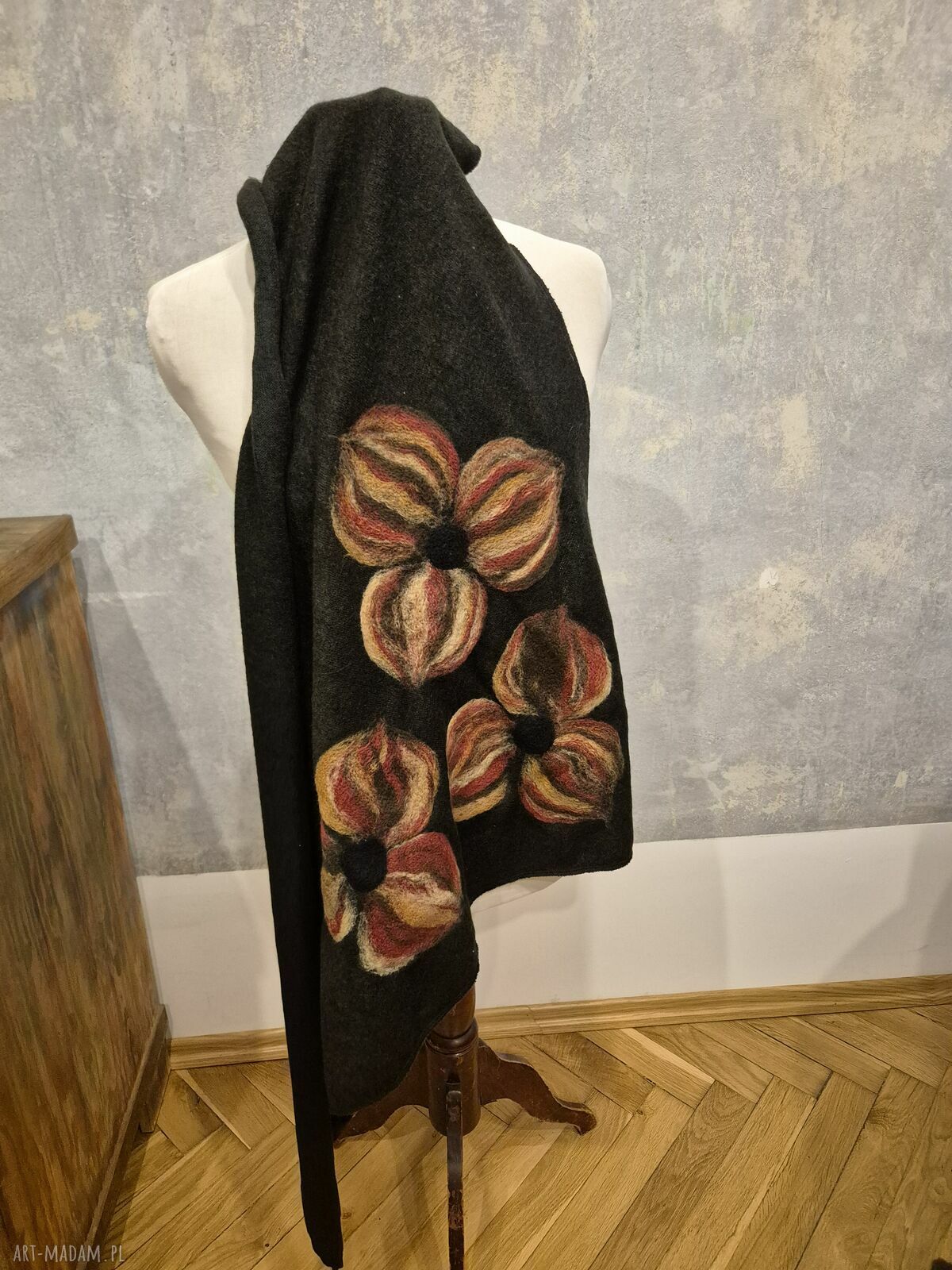 Czarna chusta handmade z wełny merino - filcowane elementy