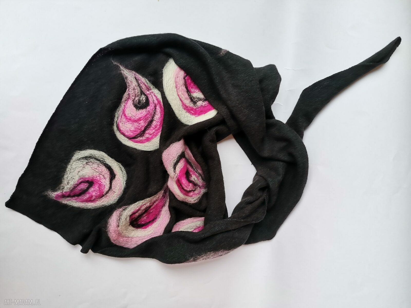 Czarna chusta handmade z wełny merynosów - filcowane elementy