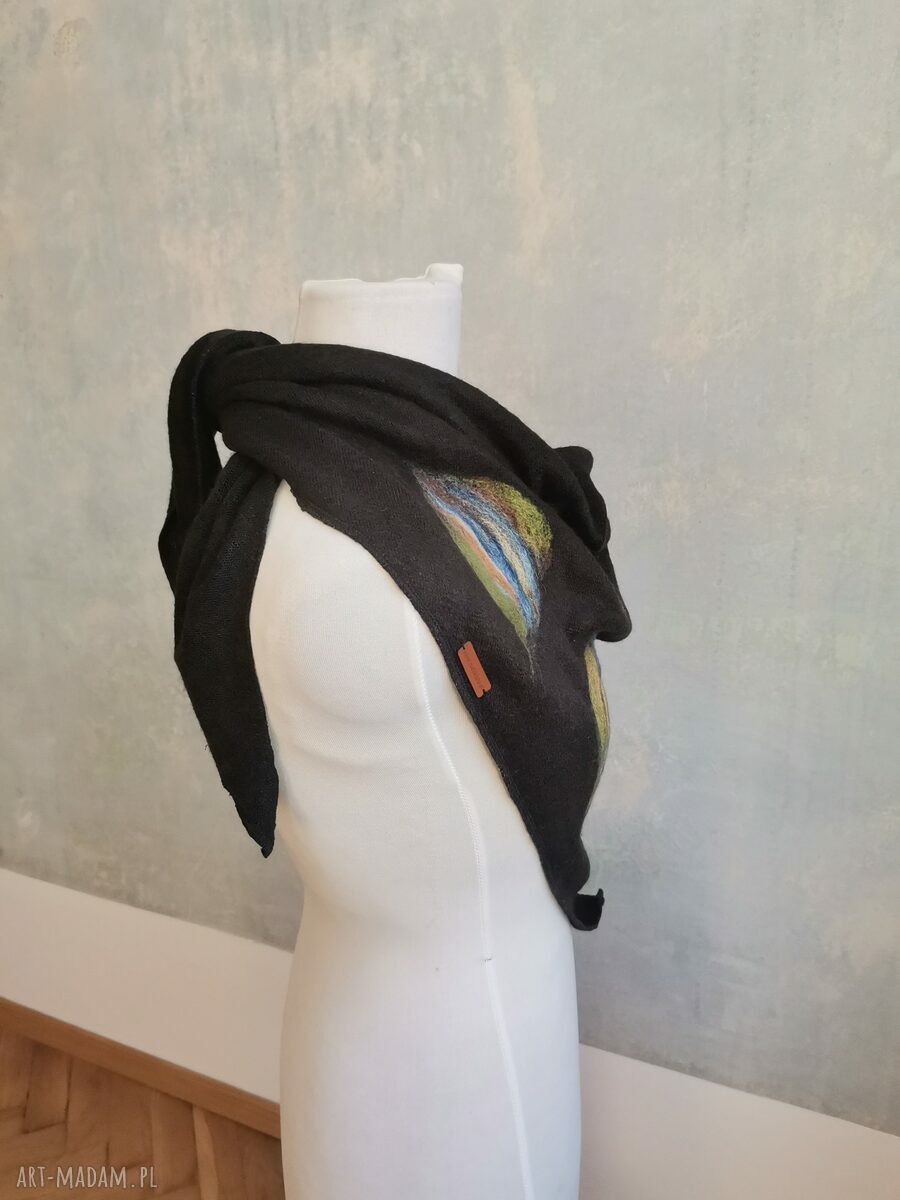 Czarna chusta wełniana "Frida" handmade z filcowanymi detalami z merynosów