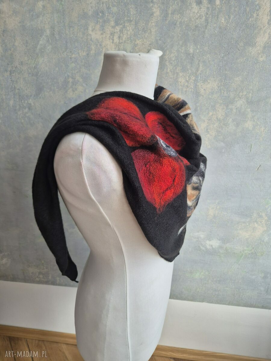 Czarna chusta handmade z wełny z filcowanymi elementami