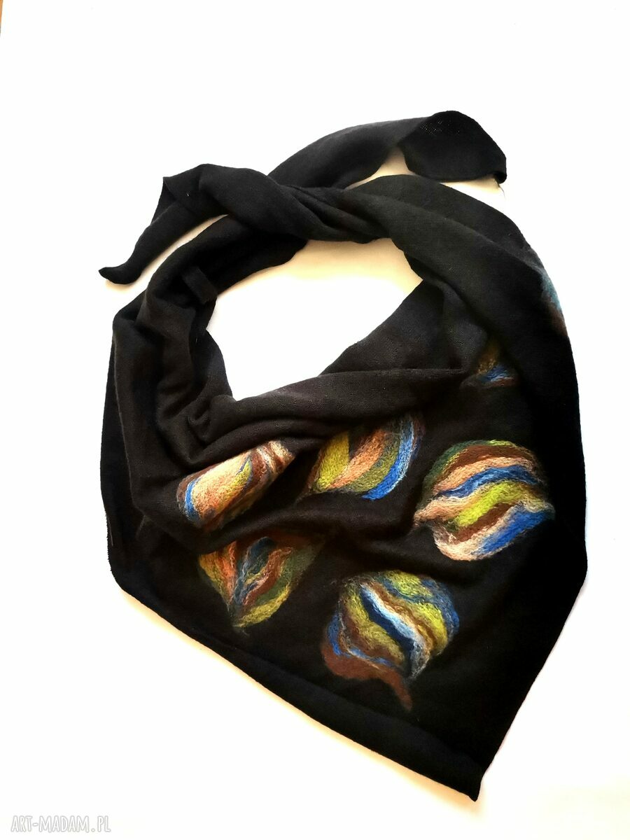Czarna chusta wełniana "Frida" handmade z filcowanymi detalami z merynosów
