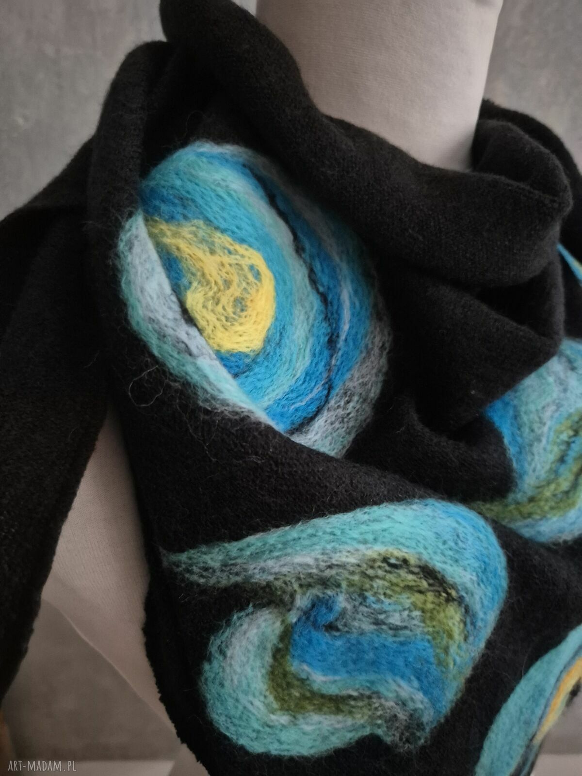 Czarna chusta boho z wełny merynosów - filcowane elementy (handmade)