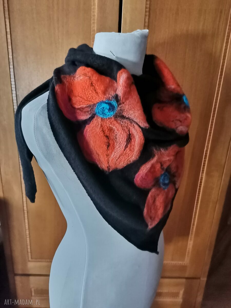 Czarna chusta handmade z wełny merynosów z filcowanymi elementami