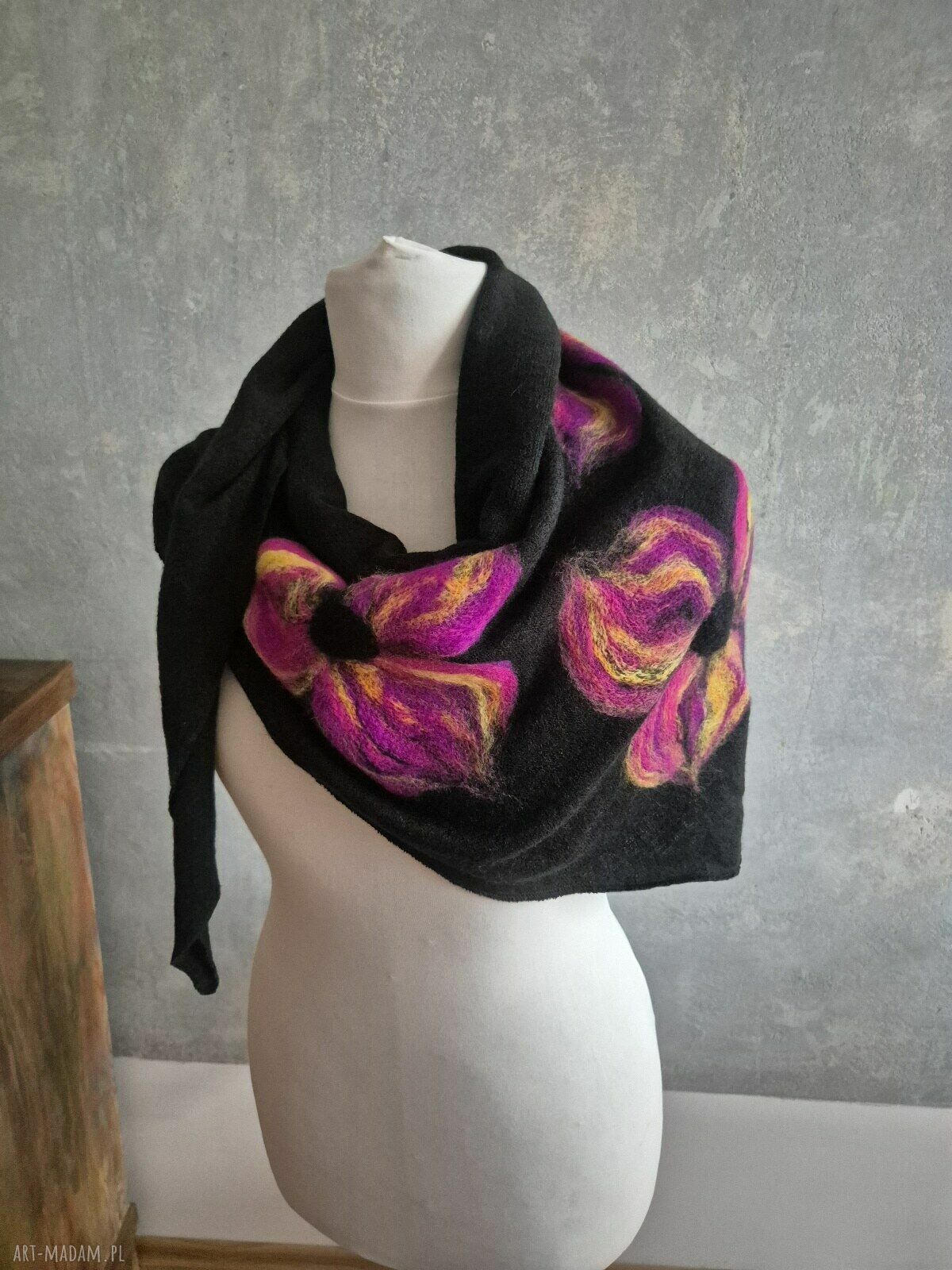 Czarna chusta handmade z wełny merynosów - filcowane elementy
