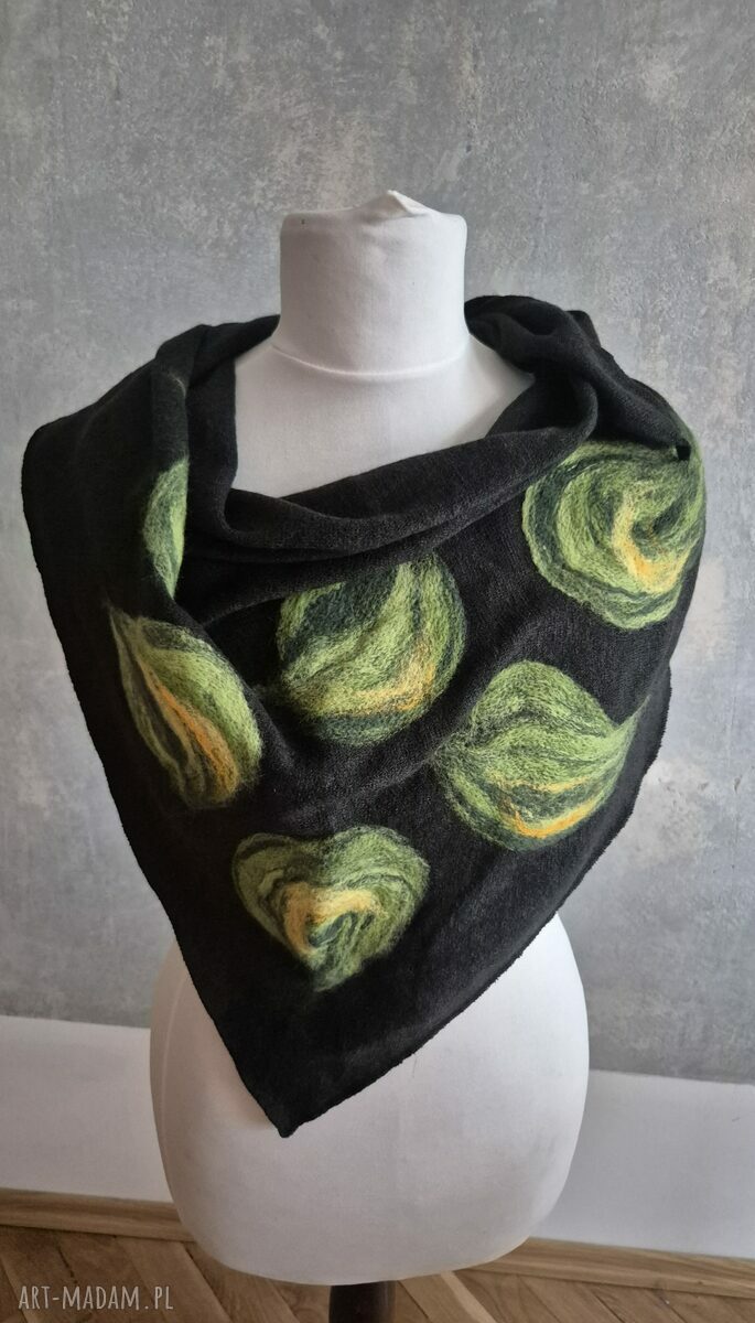 Czarna chusta handmade z wełny merynosów - filcowane elementy