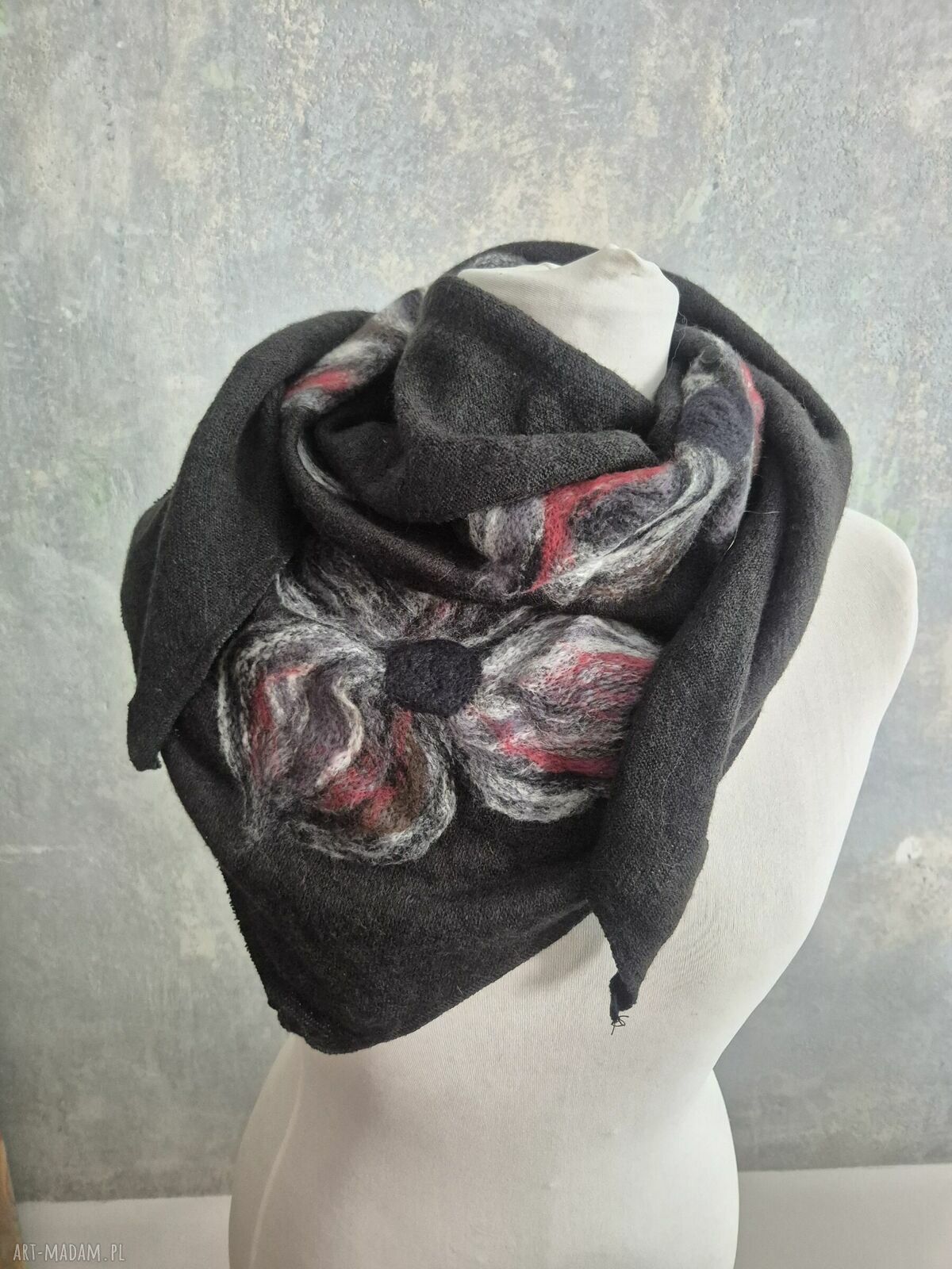 Czarna chusta handmade z wełny merynosów i filcowanymi detalami