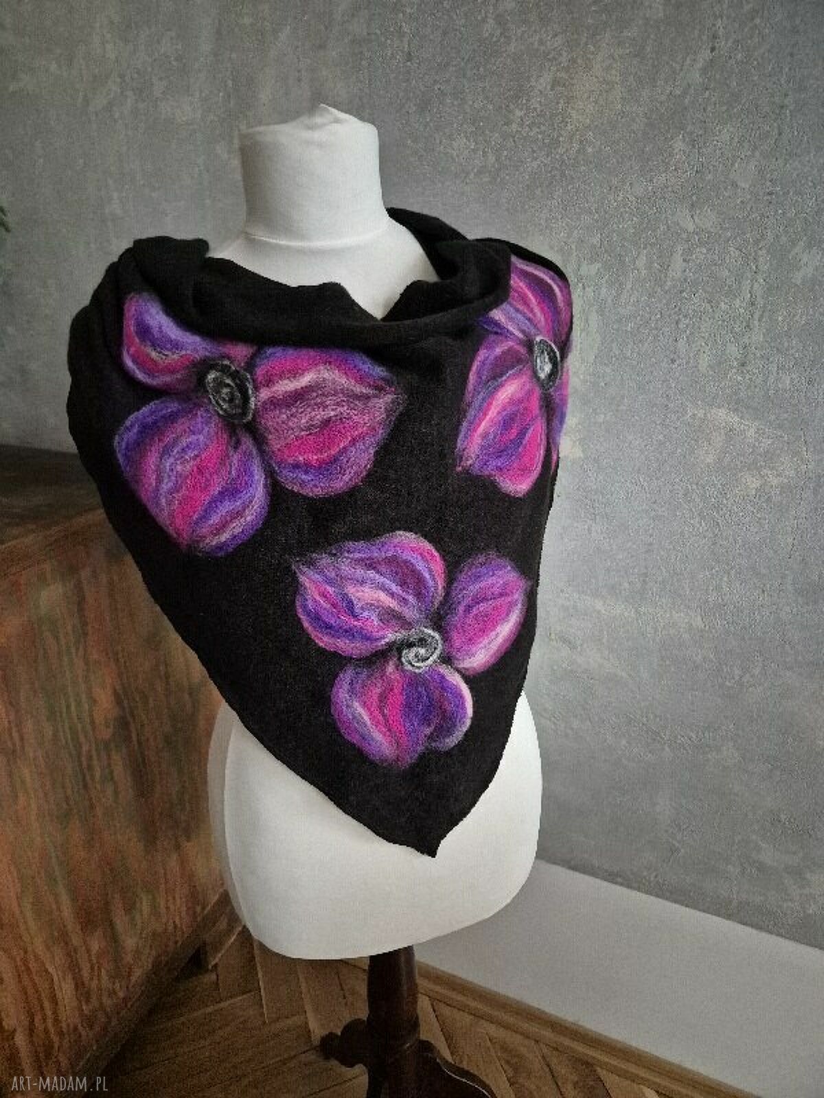 Czarna chusta handmade z wełny merynosów - filcowane elementy