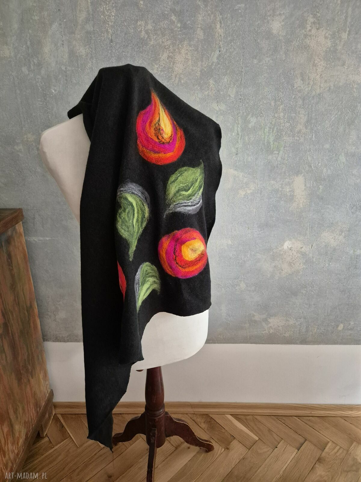 Czarna chusta handmade z wełny merynosów - filcowane detale