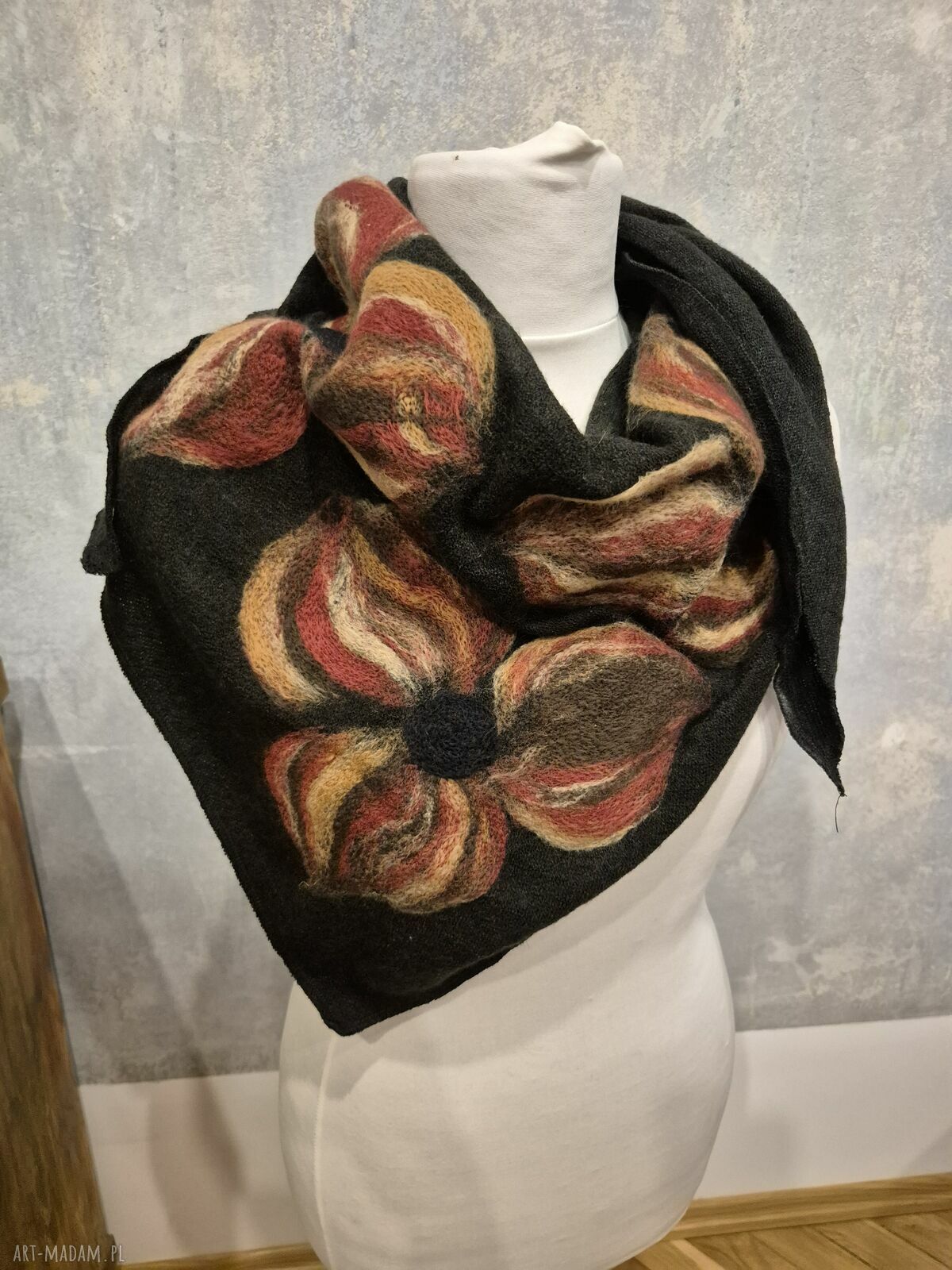 Czarna chusta handmade z wełny merino - filcowane elementy