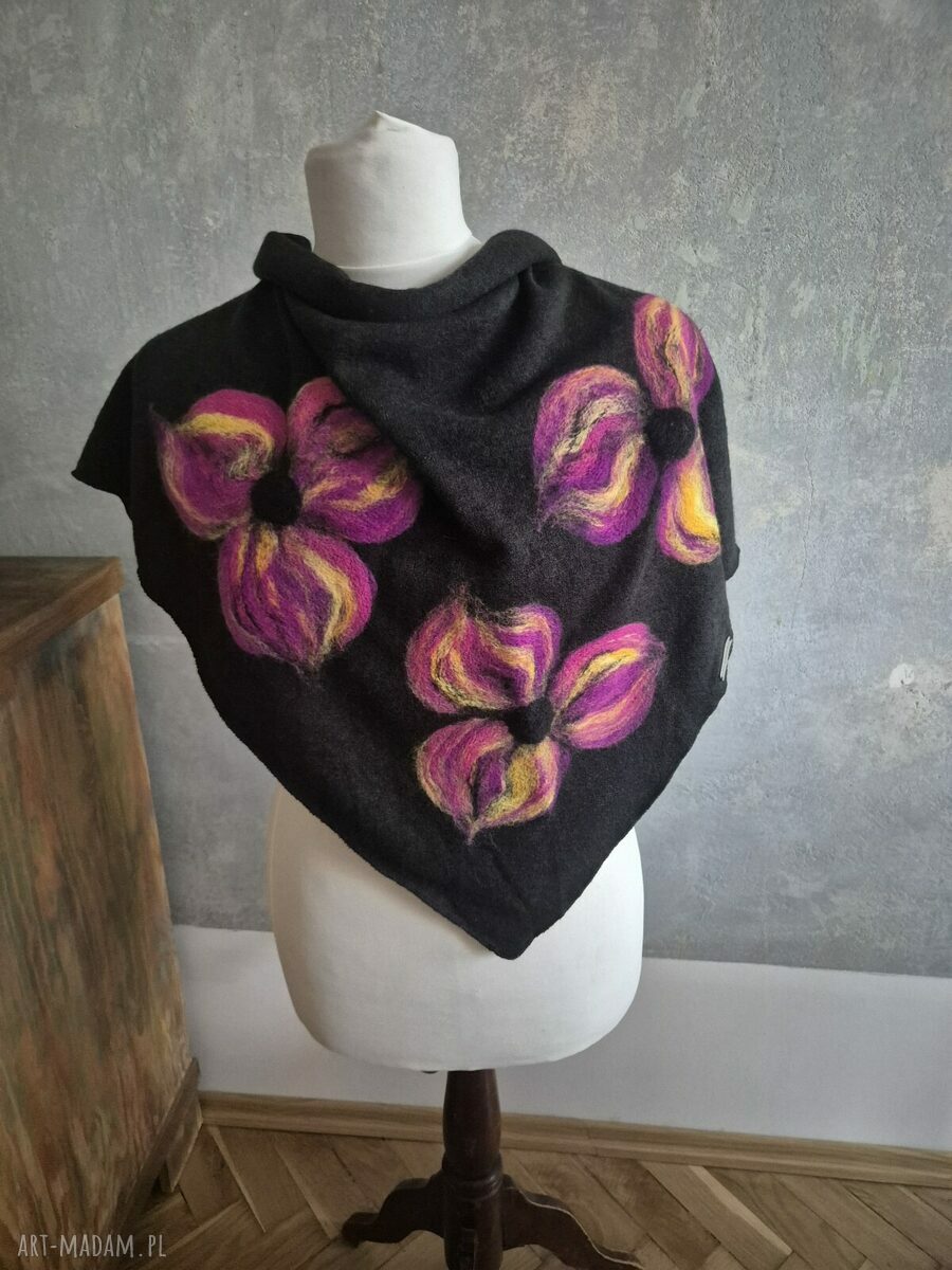 Czarna chusta handmade z wełny merynosów - filcowane elementy